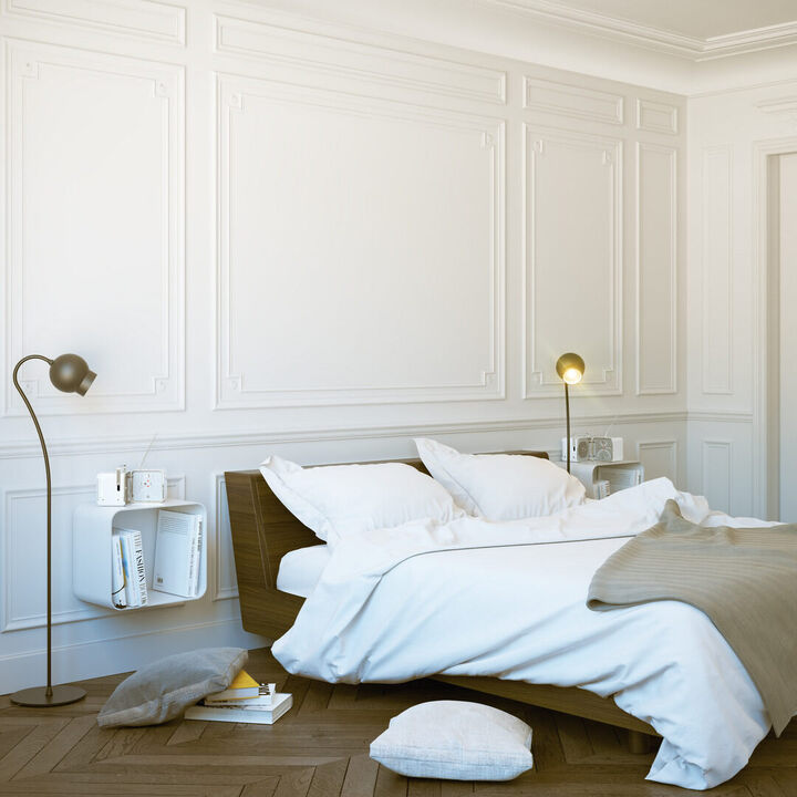 Elegante 3D-Visualisierung eines stilvollen Schlafzimmers mit klassischer Stuckverzierung, Holzfußboden im Fischgrätmuster und modernem Bett in warmen Holztönen