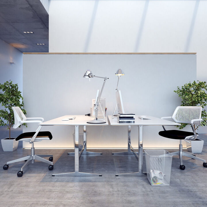 3D-Visualisierung eines reduzierten Steelcase-Doppelarbeitsplatzes mit klaren Linien, weißen Tischen, Netzrückenstühlen und natürlicher Lichtführung im Raum