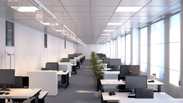 3D-Visualisierung eines strukturierten Großraumbüros mit Tageslichtführung, akustisch wirksamen Trennelementen und durchdachter Arbeitsplatzorganisation