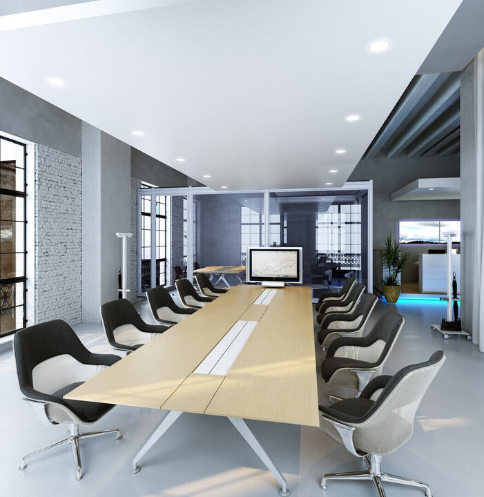 3D-Visualisierung eines Konferenzraums im Industrial-Stil mit großem Holztisch, Präsentationsmonitor, Netzrückenstühlen und Sichtmauerwerk in moderner Umgebung