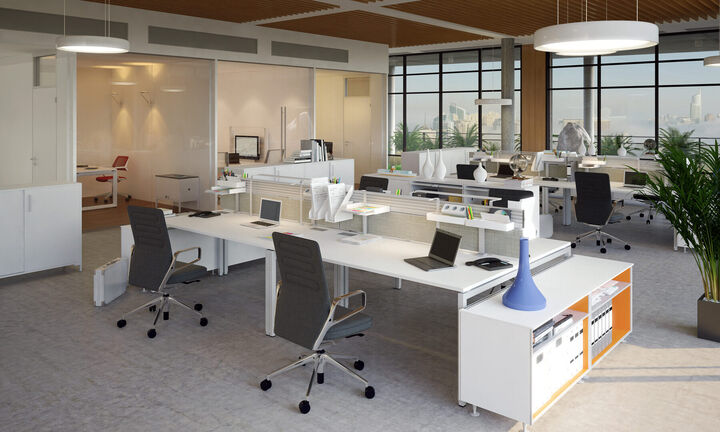 Großzügige 3D-Visualisierung eines Open-Space-Büros mit Steelcase-Arbeitsplatzsystemen, modernen Drehstühlen und strukturierter Raumaufteilung in heller Umgebung