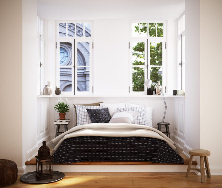 3D-Visualisierung eines gemütlichen Schlafzimmers in einer Altbau-Nische mit bodentiefen Fenstern, Pflanzen und minimalistischer Dekoration