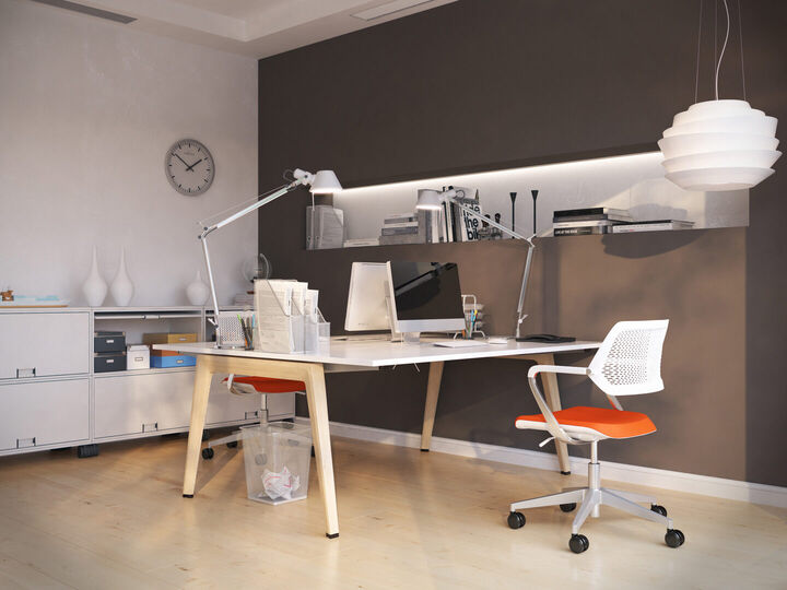 3D-Visualisierung eines modernen Arbeitsplatzes mit Steelcase-Mobiliar, weißem Schreibtisch, Stauraum auf Rollen und kontrastreicher Akzentwand in warmem Braunton